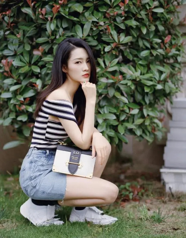 李沁不愧是“行走的衣架”！夏季多套穿搭风格，做不单调的酷Girl
