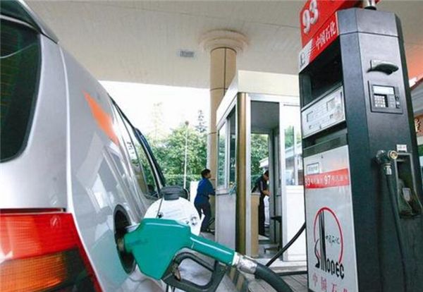 他发明“烧水汽车”，83升水跑3千公里后离奇死亡，加油站躺枪