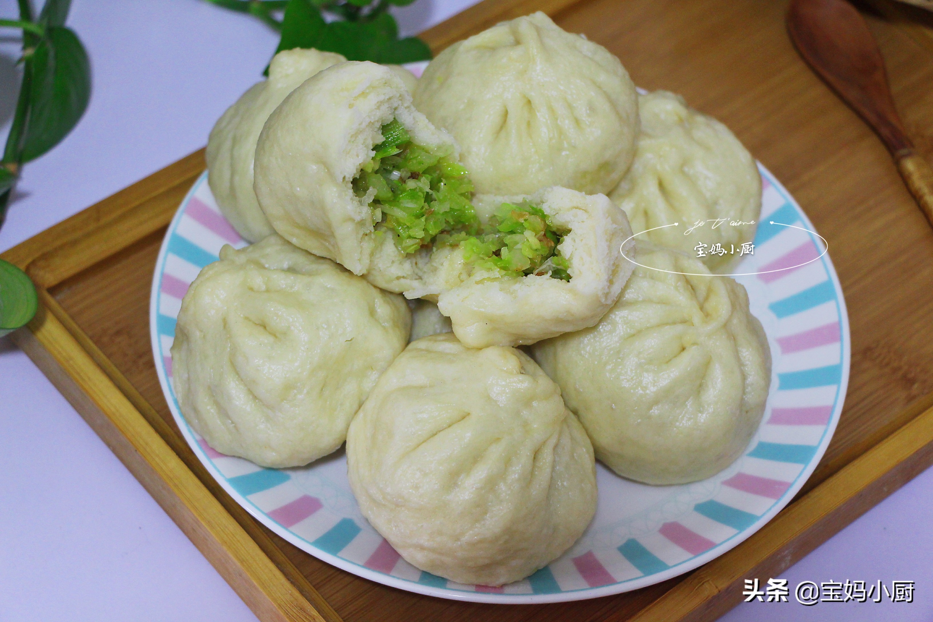 莲花白包子馅怎么做好吃（圆白菜和芹菜蒸包子好吃营养）