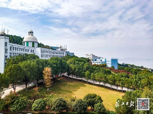 不服气！武汉这12所高校来PK了！快来评评，谁是最美大学？