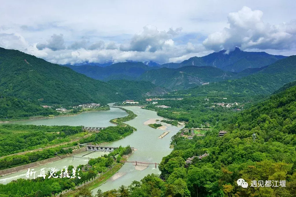 登上这座阁楼，去感受“锦江春色来天地，玉垒浮云变古今”