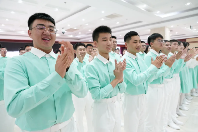 今天，这群大学生在天安门广场为党献上特别祝福！