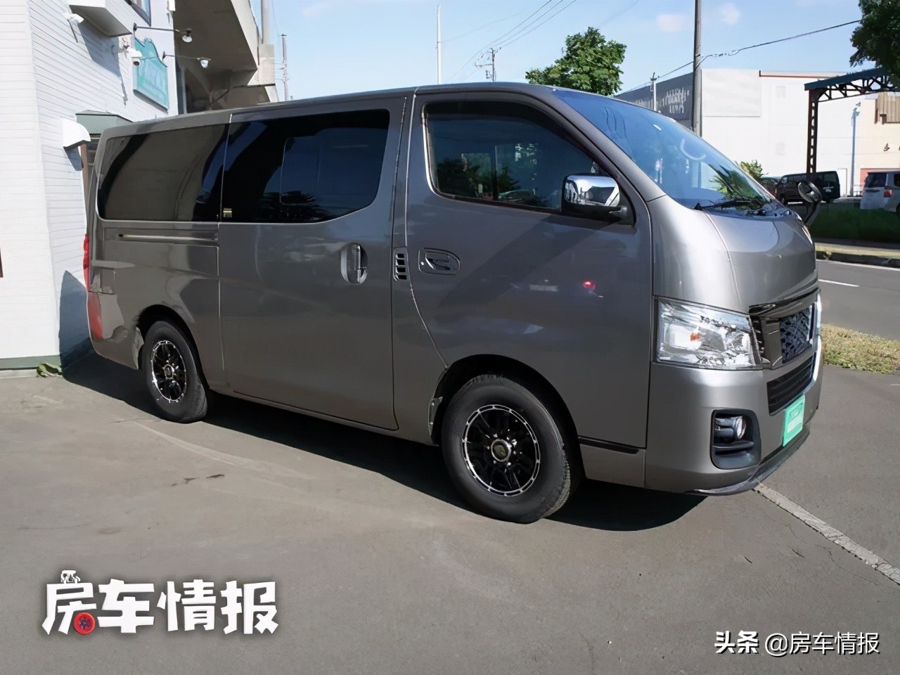 超级实用的日产NV350床车，前方拉人后方拉货，假日旅行还能睡觉