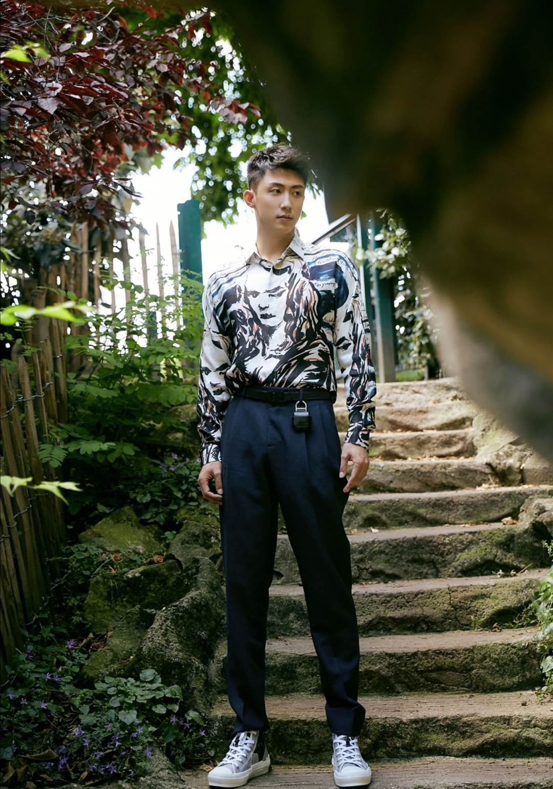 黄景瑜帅气造型,色彩运用很大胆,这样穿青春活力感十足