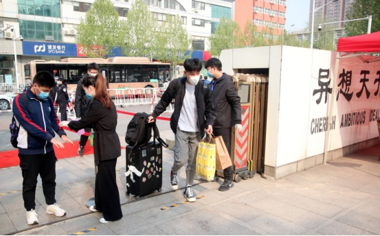 高考出成绩后才发现，住校和走读差别很大，家长：还好当初没选错