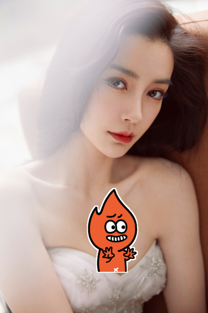 Baby穿抹胸裙秀傲人上围,手臂纤细无赘肉,未受小三风波影响