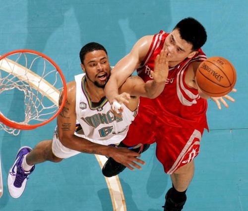 姚明打cba哪个球队（02年姚明如何成第一个纯外籍状元？打爆01榜眼，征服梦之队主教练）