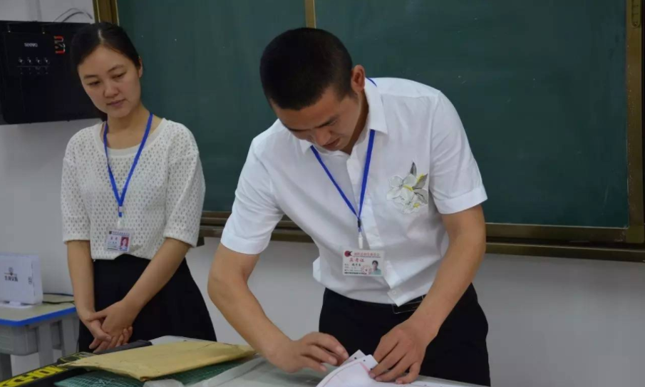 当老师不轻松，当高考的监考老师更难，高考监考之苦无法一语道清