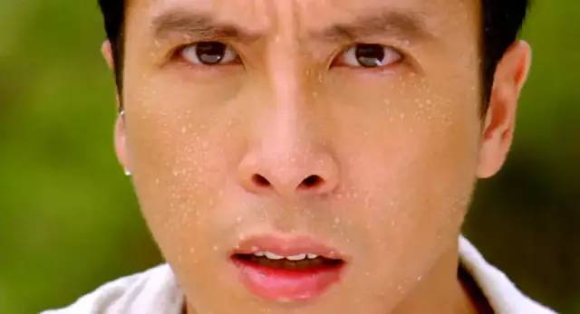 无奈之下只好远走好莱坞,在一些b级片里当成了动作指导,《雷霆功夫》