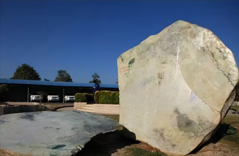 翡翠原石是翡翠吗(来自世界各地的天价翡翠原石，巨大无比，一件比一件惊人和有故事)