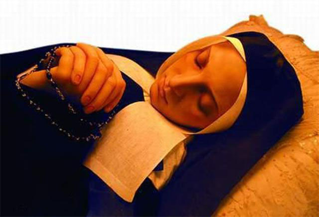 法国睡美人：生前被称圣女，历经140年，容颜尸身不朽