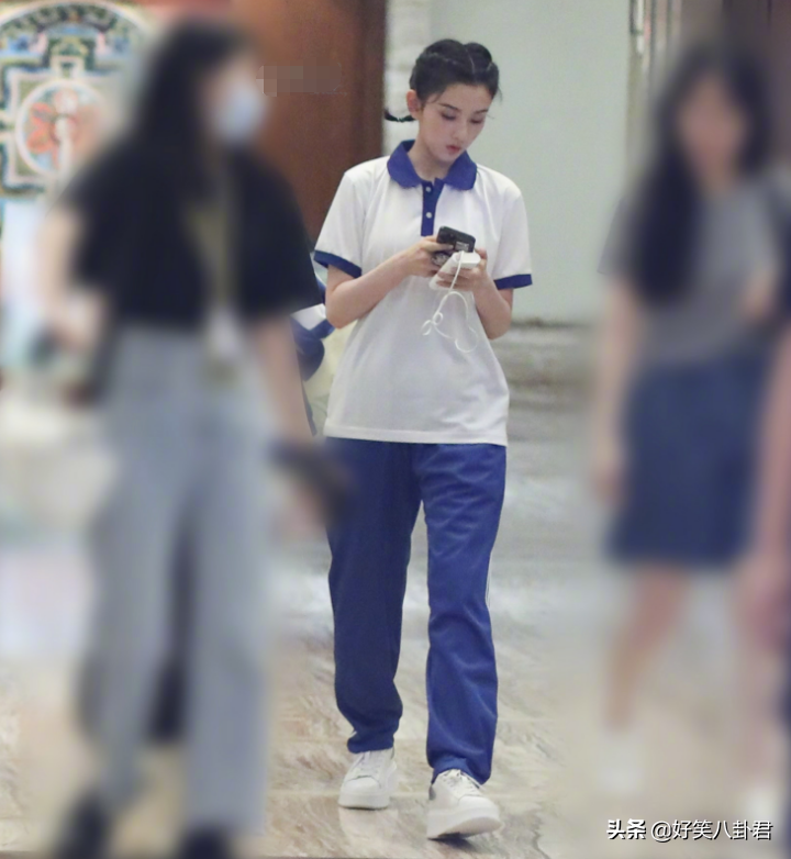 刘耀文穿校服录《萌探》，与小宋组校草组合，同期女生颜值也爱了