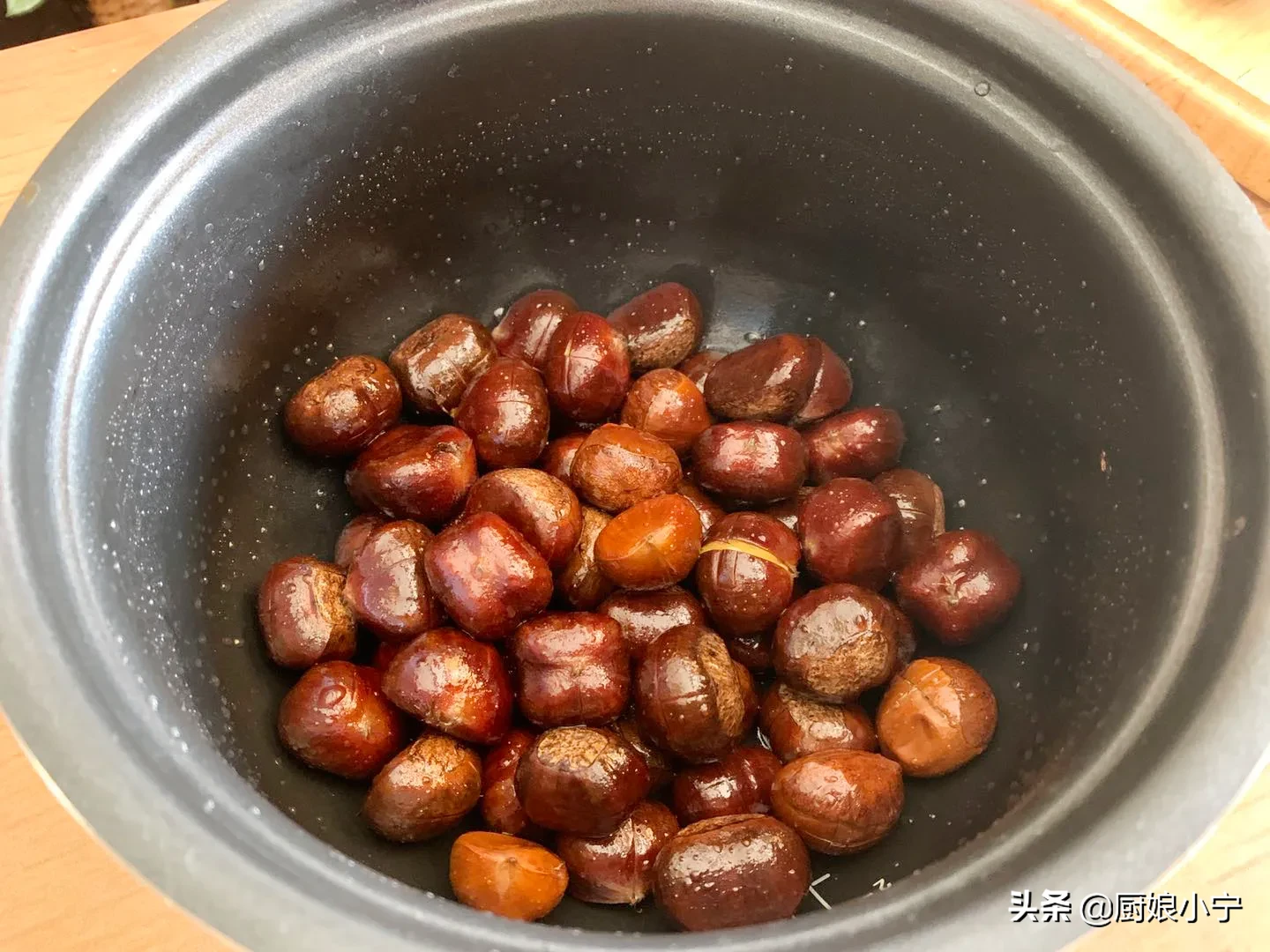 我家糖炒栗子从不买,有电饭锅就能做,1秒剥皮,香甜软糯超好吃
