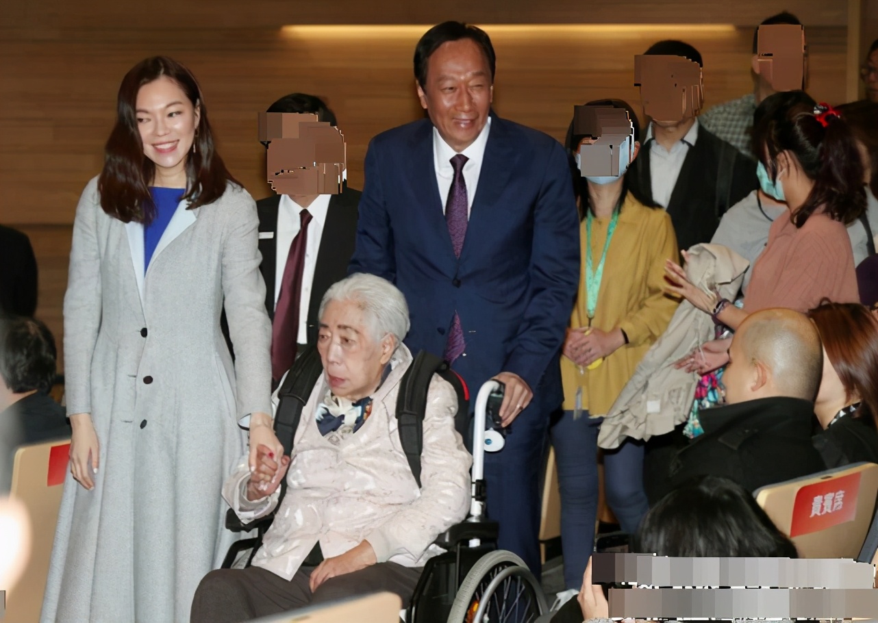 富豪郭台铭为嫩妻曾馨莹庆生，知道老婆不爱钱，每年坚持送玫瑰花