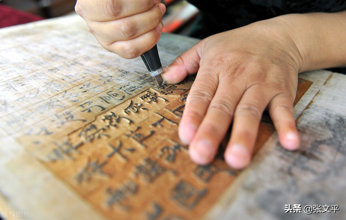 鐾，磨刀使之锋利的意思，其始字是“剖”，你来说说到底对不对呢