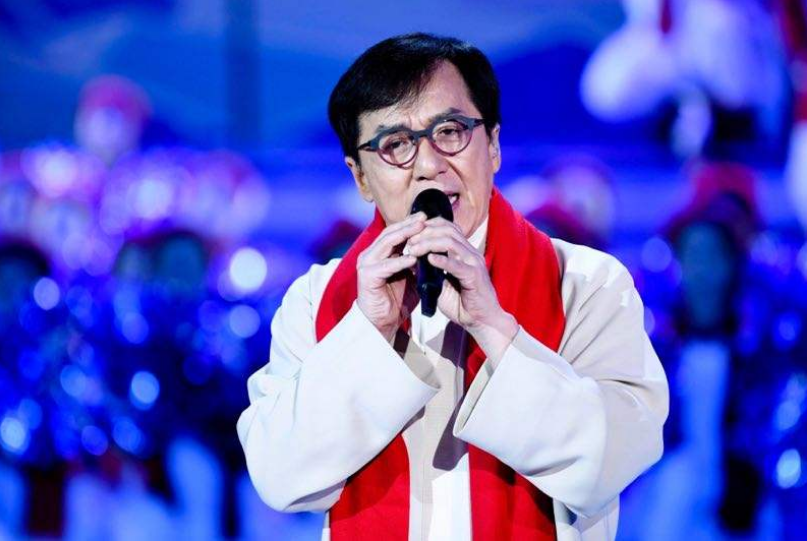 成龙让周立波闭嘴(张国荣穿唐装,成龙为儿改国籍,黄子华一句话,让中国