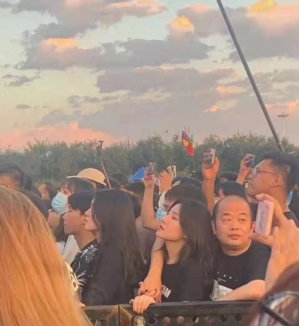 女大学生在音乐节热吻中年“秃顶男”，高校院长人格担保：非本人