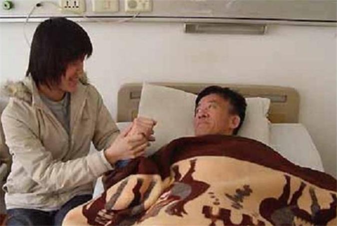 黄来女出身寒门，763分考上武大，背着瘫痪父亲上学，后来怎样了