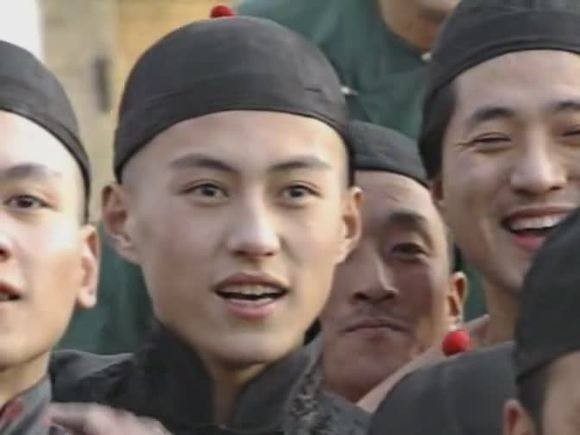 与二婚妻子相守11年，演20年配角终成名，靳东到底有何本事？