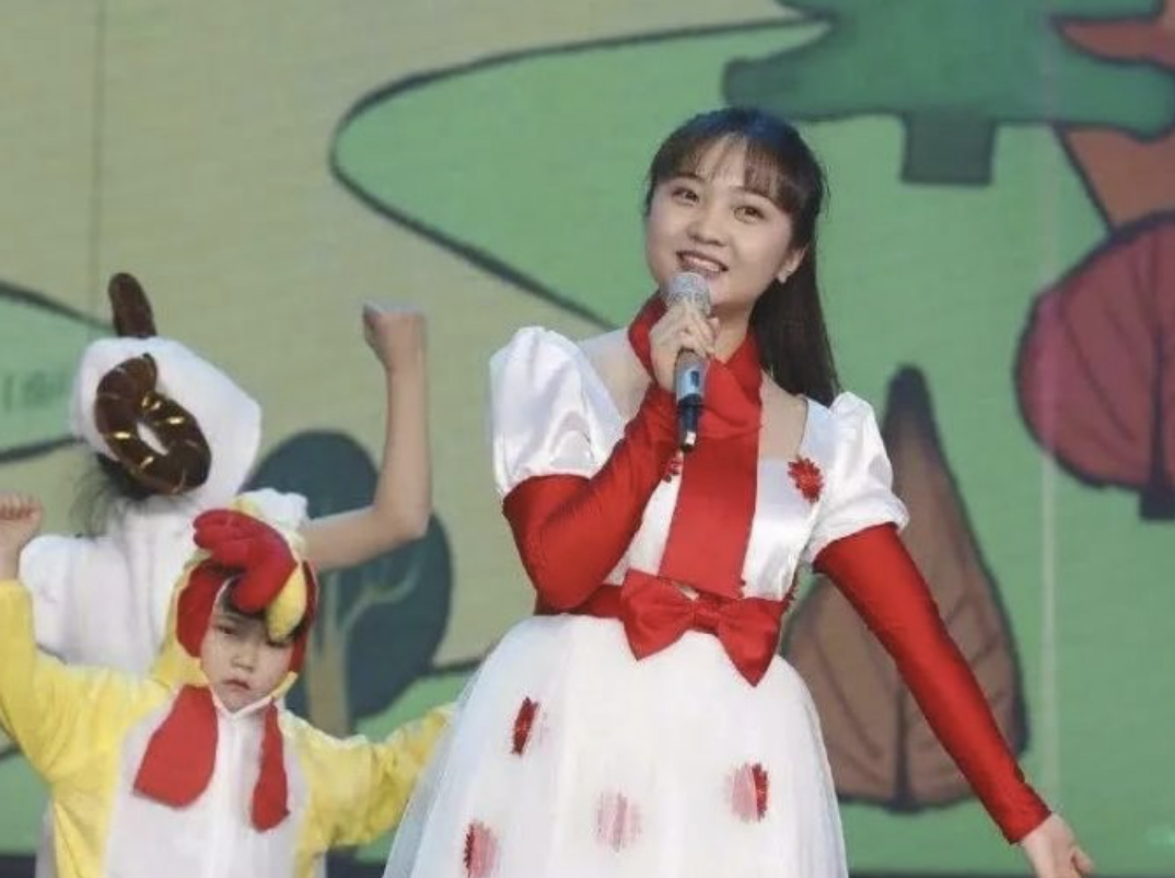 21岁林妙可感恩奥运，张艺谋却追悔莫及，代唱的杨沛宜完成逆袭