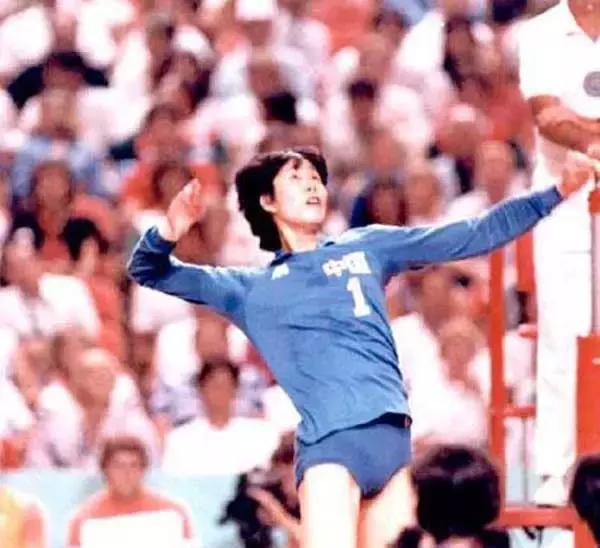 美国女排评价郎平(郎平:执教美国女排的"千古罪人",最终站上国庆花车