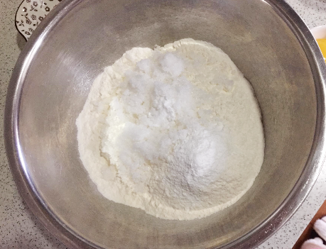 炸油条时，不加小苏打也不用酵母粉，分享1招技巧，蓬松酥又脆