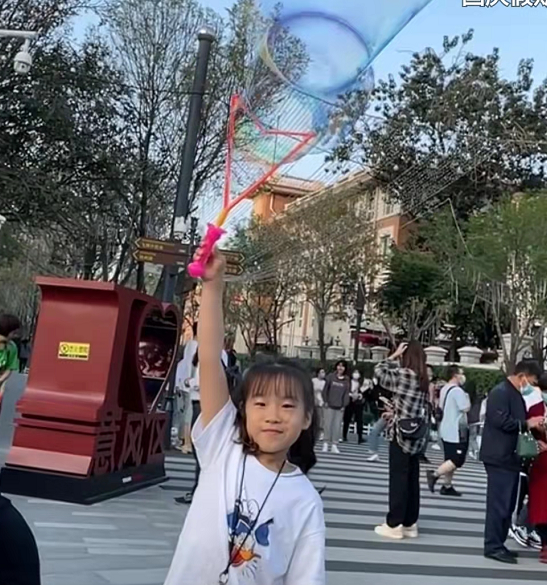 岳云鹏老婆带女儿去德云社，化淡妆戴名牌耳环，遭粉丝围观人气高