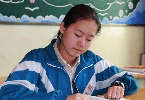 初中生“董卿体”火了，字体看似洒脱飘逸，却不受到老师的喜欢