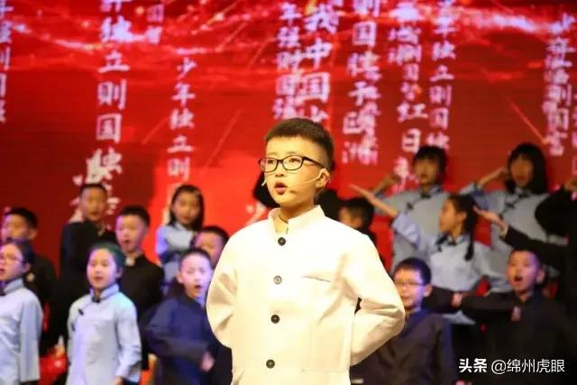 好心疼！绵阳十二三岁的娃娃，竟被学校赶下田去插秧子