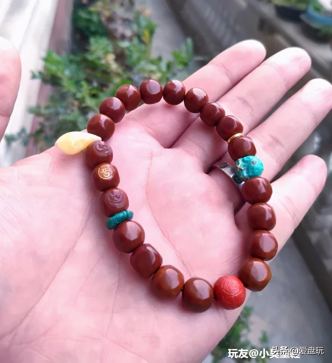 刚入手,它就是一条平平无奇的光珠手串.