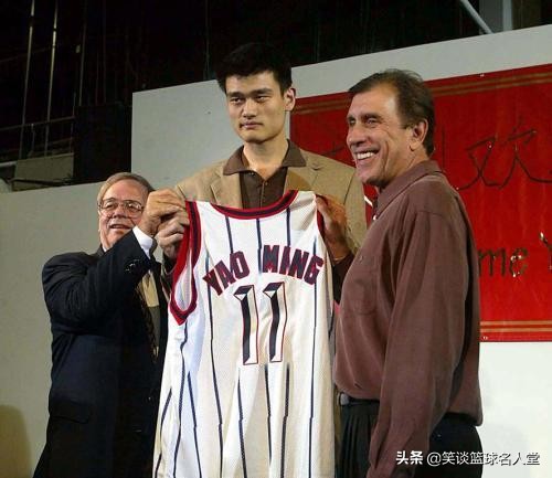 姚明为什么想进nba(姚明进NBA内幕揭秘，蛮不讲理的三个要求，逼得姚明差点退役)