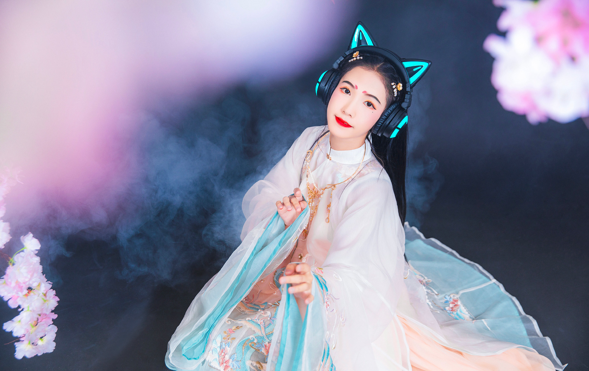 电竞纪元女生衣服(穿汉服去打“电竞”是怎样的场面？想不吸引别人的目光都难)