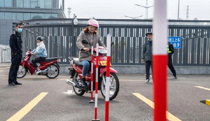 电动摩托车需要考驾照，了解考试内容后，网友：其实完全没有必要