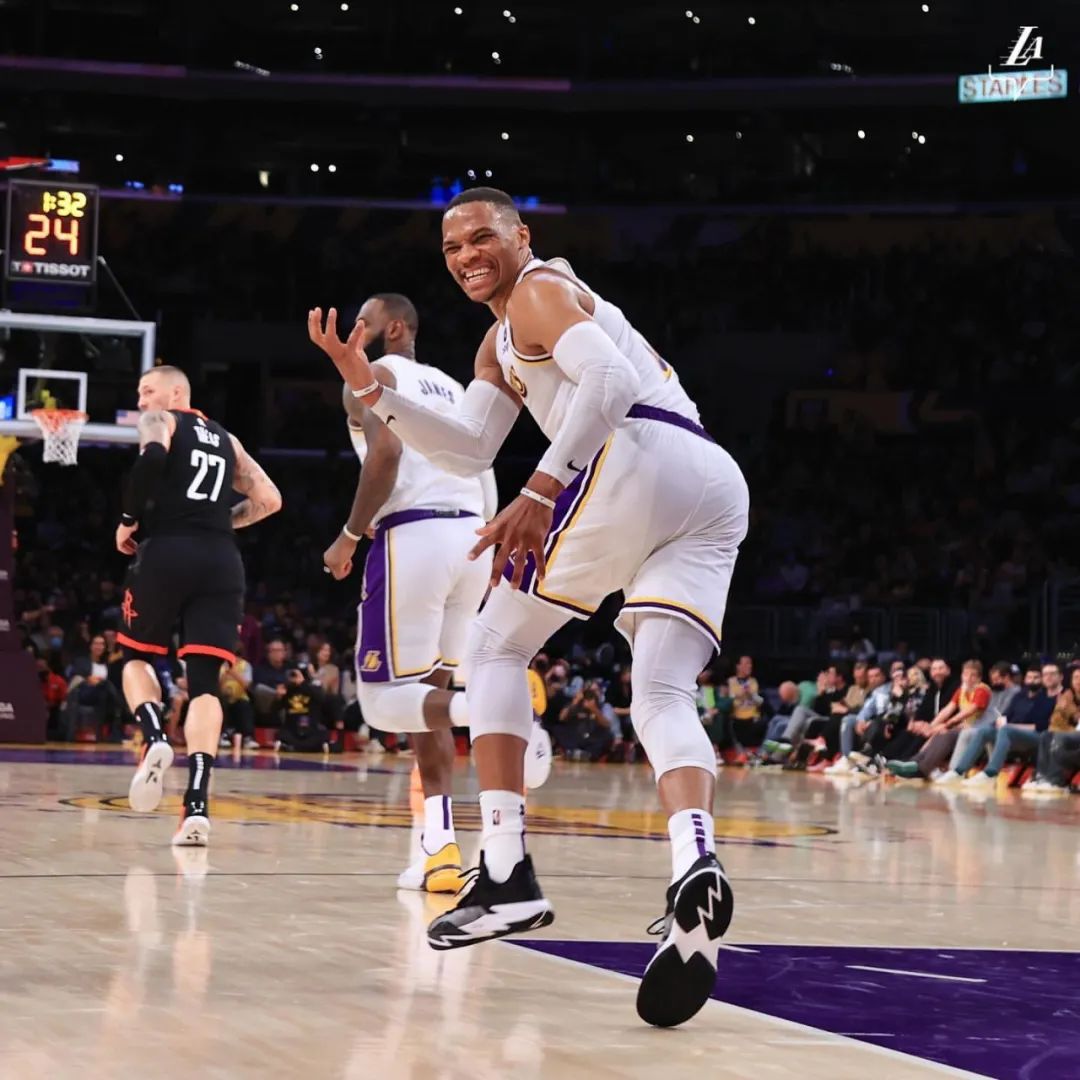 nba火箭湖人录像(湖人赢火箭，本赛季第一次变阵！现场转播镜头，出现了两个詹姆斯)