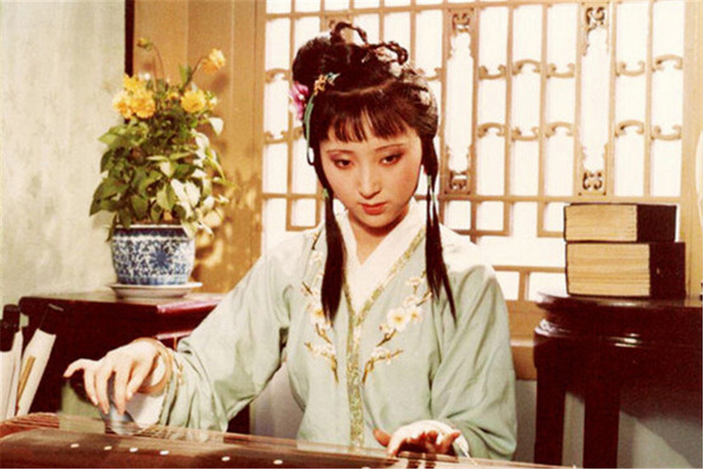 林黛玉身上有三个特点，是真正高贵的人，难怪贾宝玉那么喜欢她