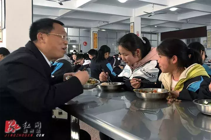 不只是中小学，大学也应该实施”校长陪餐制度”