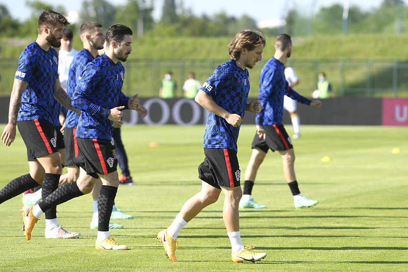 欧洲足球直播在哪里可以看（欧洲杯：英格兰VS克罗地亚，不需要熬夜看的强强对决，CCTV5直播）