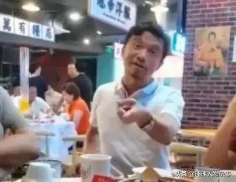 世界杯成都球迷为什么扔纸(酒后醉谈“足球黑幕”，被好友偷拍丢饭碗，谢晖到底冤不冤？)