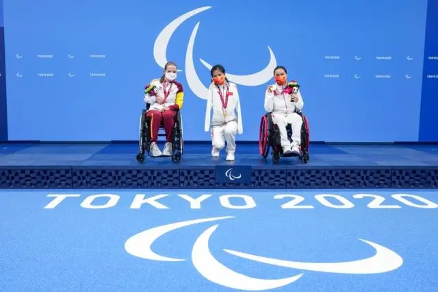 那块掉皮的金牌，朱雪莹捐了【三分钟法治新闻全知道】