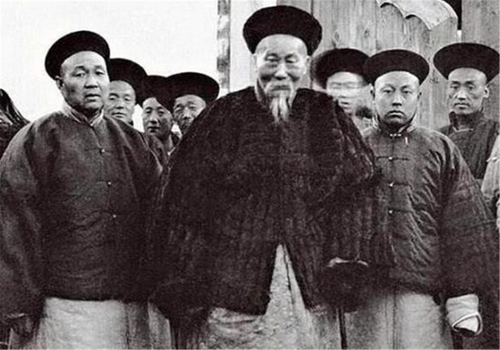 哥哥太穷妹妹太丑，两人干脆结婚，生下一子成家喻户晓的大人物