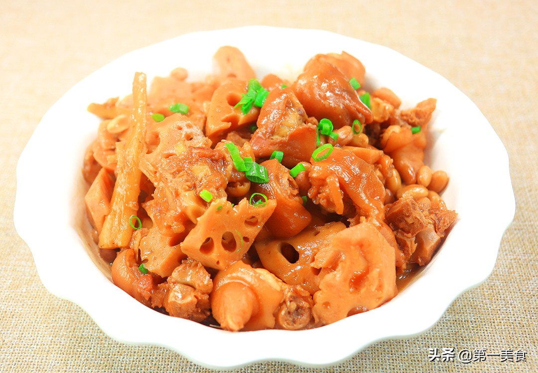 圖片[1]-【蓮藕豬蹄】做法步驟圖 湯汁入味 老少皆宜-起舞食譜網