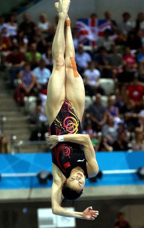 跳水运动员叫什么名字(跳水冠军吴敏霞,退役后当家庭妇女,却成网红,年