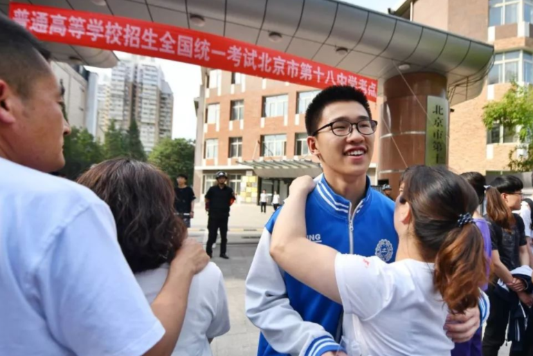 新高考“弊端”逐渐显现，选科成为大问题，物理化学政治并非良配