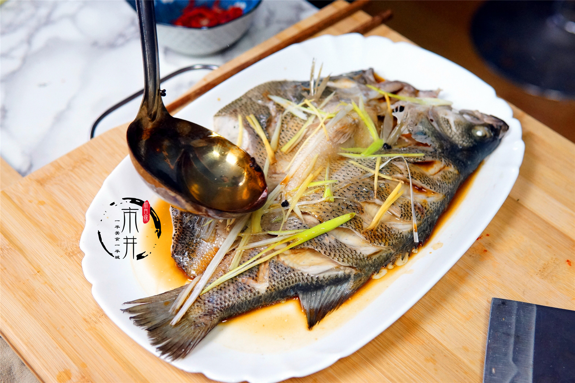 清蒸鱸魚怎麼做最好吃,蒸幾分鐘才是關鍵,魚肉細嫩多汁的好做法