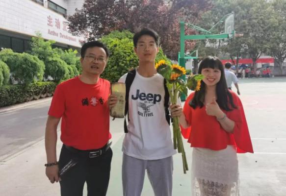 高考前班主任承诺，带680分以上的学生免费旅游，出分后改变标准