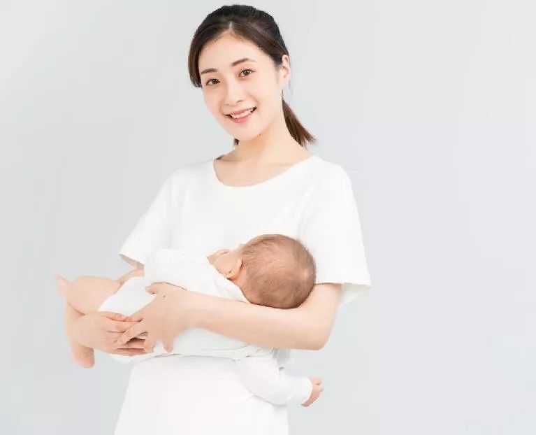 新生的宝宝应该怎样抱 初生婴儿怎么抱最正确图片