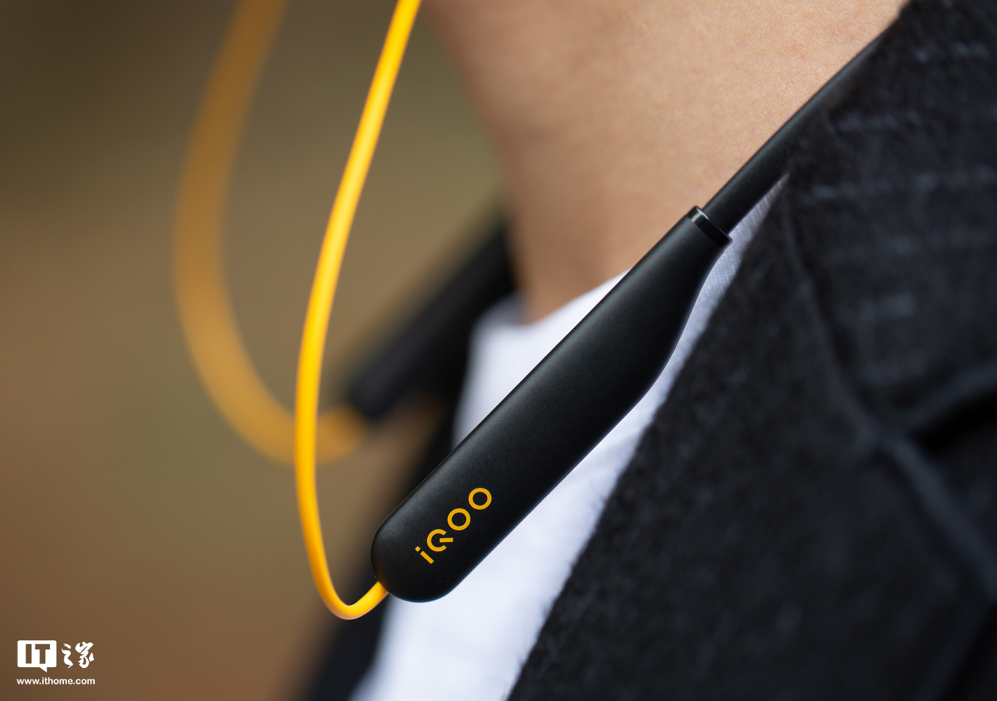 it之家还拿到了 iqoo 闪电游戏手柄,iqoo 无线运动耳机,iqoo 闪充手游