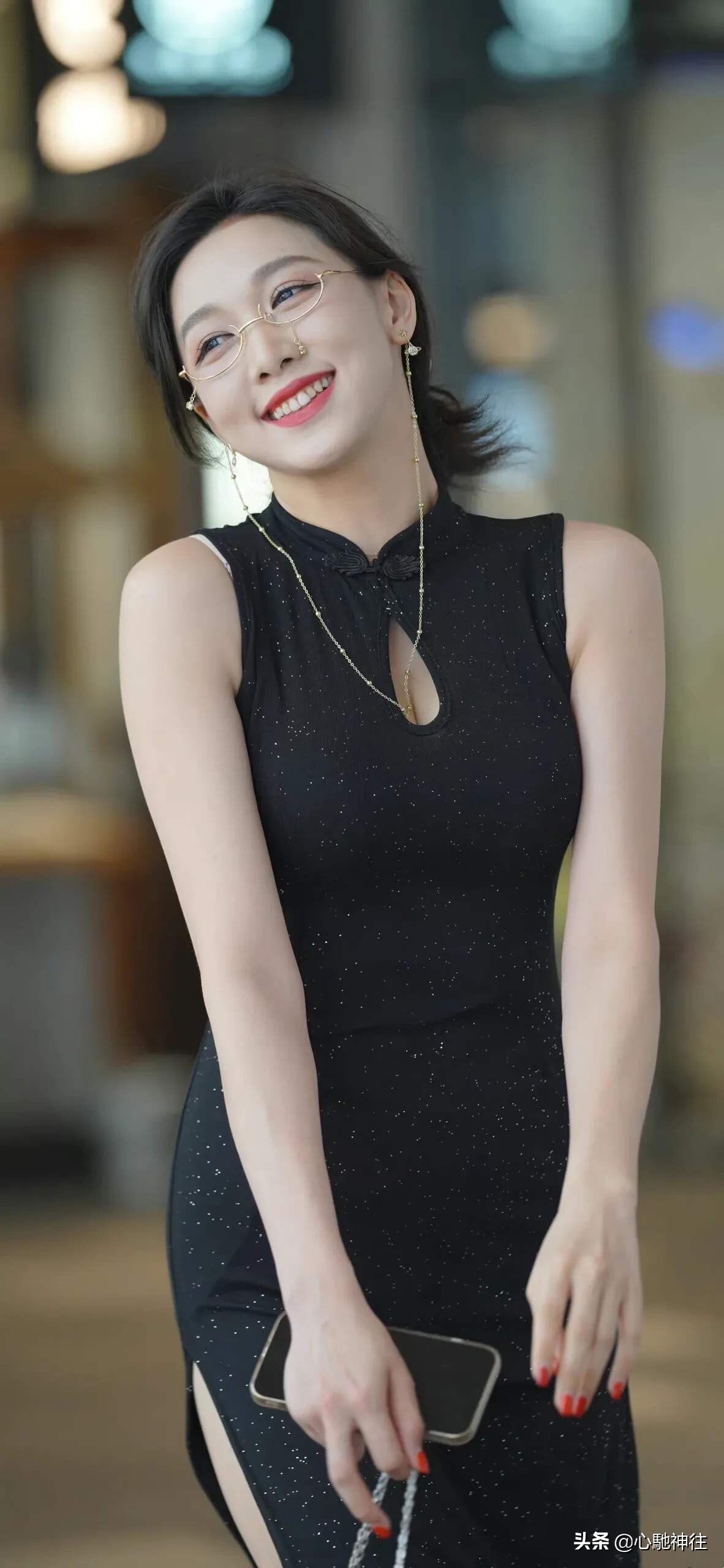 小姐姐一袭黑色无袖旗袍彰显古典东方美，女人味十足