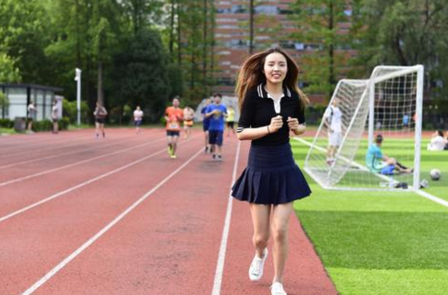 上了大学颜值开挂，张子枫入学半学期，从邻家小妹到气质女神