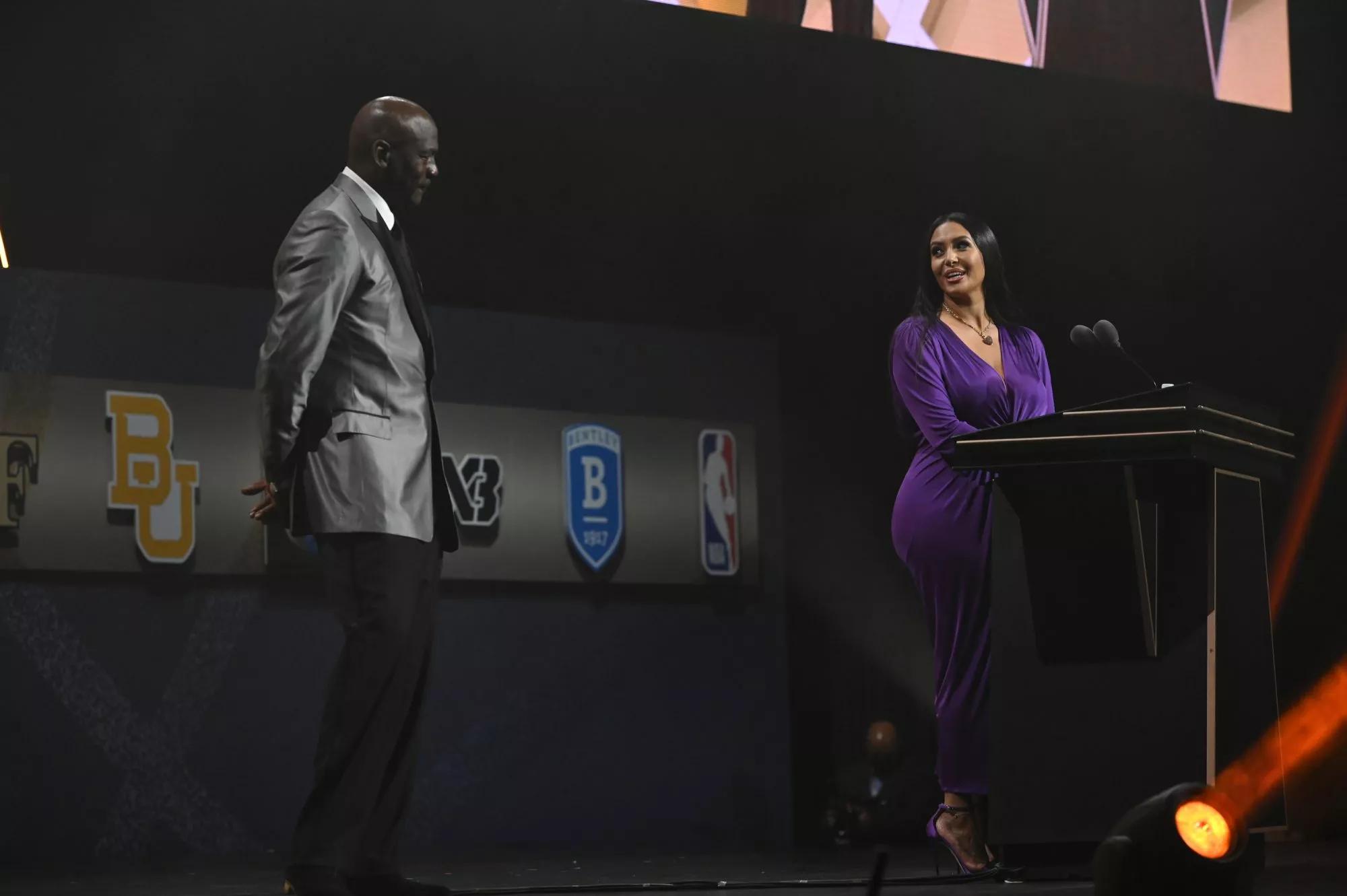 科比遗孀演讲（科比遗孀瓦妮莎发表名人堂获奖感言，黑发紫裙抢眼，乔丹落泪相陪）